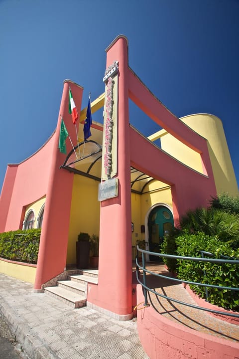 Facade/entrance