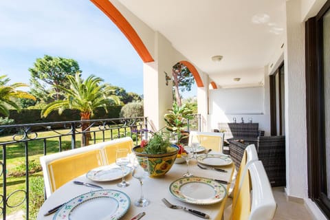 Patio, Dining area, Garden view