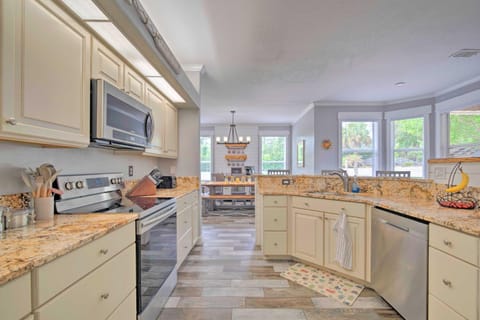 Backyard Oasis with Pool Airy Crystal River Retreat House in Lecanto