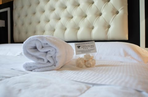 Bed, Bedroom, towels