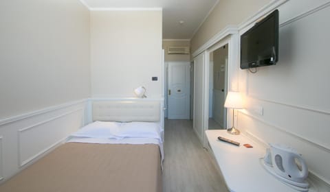 Bed, Coffee/tea facilities, Landmark view