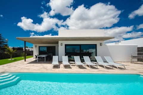 Shower, BBQ facilities, Garden, Solarium, Table tennis, Dining area, Garden view, Landmark view, Pool view, Swimming pool, Parking, heating, internet, safe, sunbed, towels, air conditioner