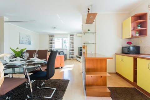 Apartment LaDoNi - #new#big#spacious#large garden Apartment in Podstrana