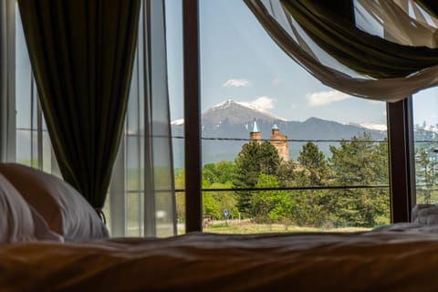 Nearby landmark, Bed, Natural landscape, Photo of the whole room, Bedroom, Mountain view