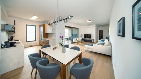 TV and multimedia, Living room, Seating area, Dining area, air conditioner