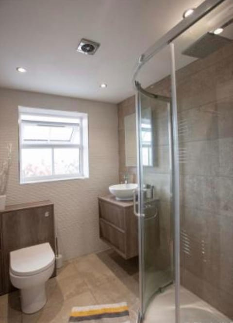 Beautiful 5 bedroom house in great location. House in Coventry