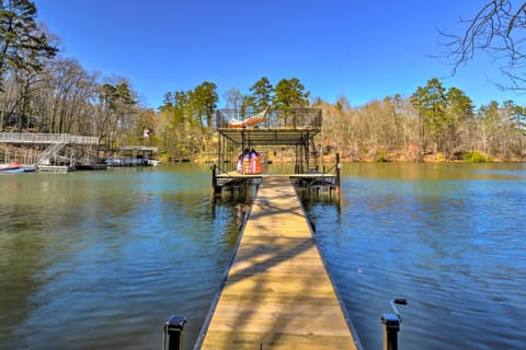 Charming Gainesville Cabin with Private Dock! Cabin in Gainesville