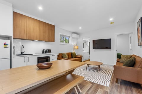 Kitchen or kitchenette, Living room, Seating area, Dining area
