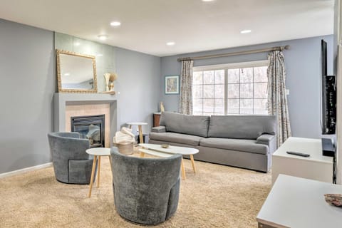 Immaculate Family Townhome - Walk to Beach! House in Gary