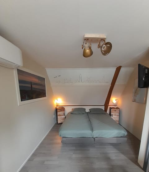 Bed, TV and multimedia, Bedroom