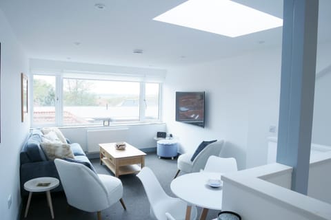 Sunset View, 2 bedrooms in the heart of Holt with parking Apartment in Holt