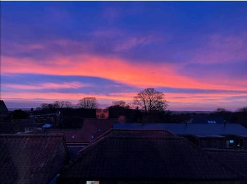 Sunset View, 2 bedrooms in the heart of Holt with parking Apartment in Holt