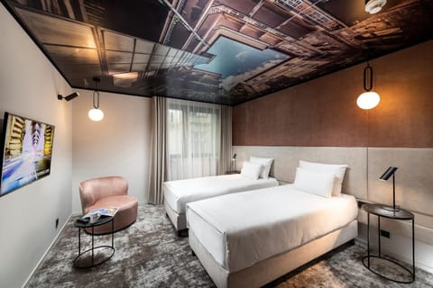 Bed, Day, TV and multimedia, Living room, Photo of the whole room, Seating area, Bedroom, furniture