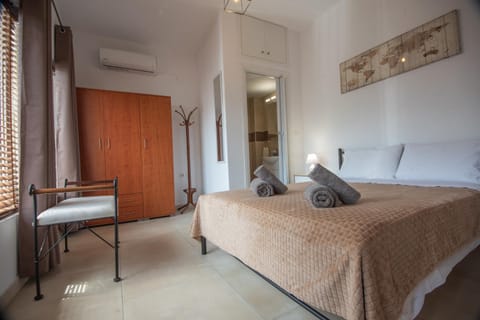 Bed, Living room, Photo of the whole room, Seating area, Bedroom, towels, wardrobe, air conditioner