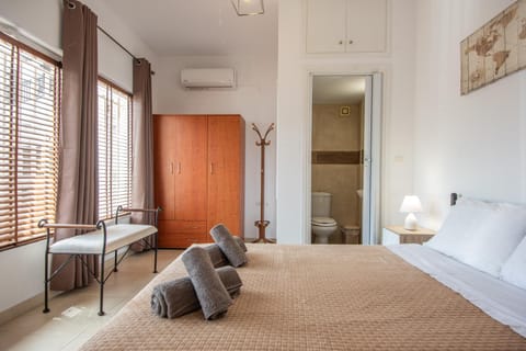 Bed, Bathroom, Living room, Photo of the whole room, Seating area, Bedroom, internet, towels, wardrobe, air conditioner