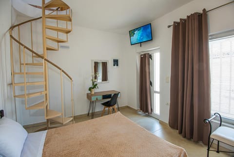 Communal lounge/ TV room, Bed, TV and multimedia, Photo of the whole room, Bedroom