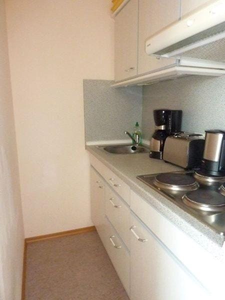 Coffee/tea facilities, Kitchen or kitchenette, stove