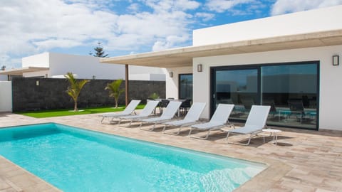 Property building, BBQ facilities, Garden, Solarium, Table tennis, Pool view, Swimming pool, Parking, internet, sunbed, towels, air conditioner