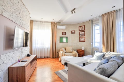 TV and multimedia, Living room, Photo of the whole room, Seating area, Evening entertainment, air conditioner