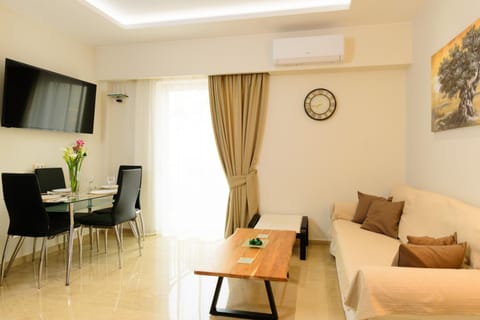 Communal lounge/ TV room, Seating area, Dining area