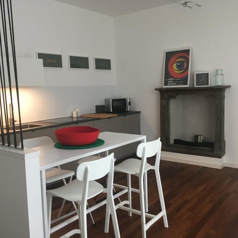 Kitchen or kitchenette, Dining area