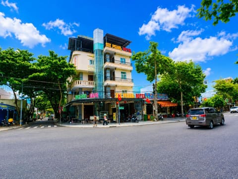Property building, Day, Neighbourhood, City view, Street view, Location