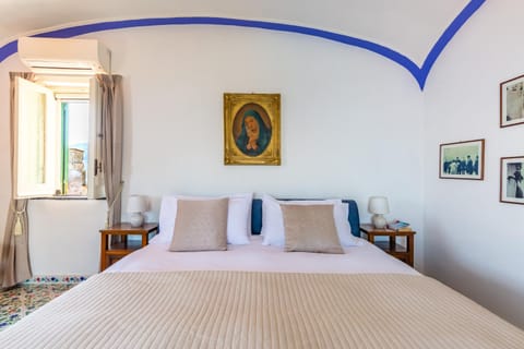 Bed, Photo of the whole room, Decorative detail, Bedroom