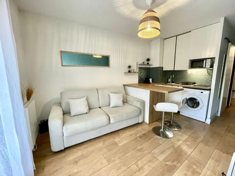 TV and multimedia, Kitchen or kitchenette, Living room, Seating area