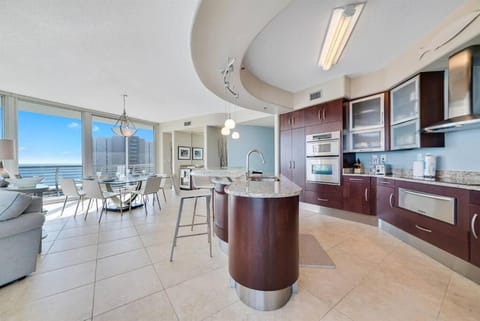 Bella Luna 810-Large Corner Unit with Spectacular Views of Beach & Bay Apartment in Ono Island