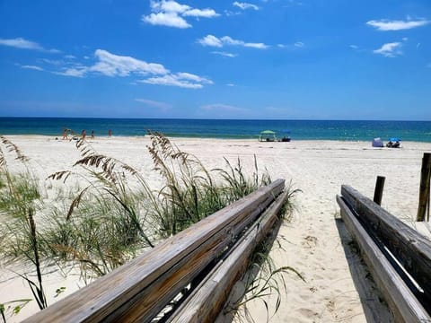 Bella Luna 810-Large Corner Unit with Spectacular Views of Beach & Bay Apartment in Ono Island