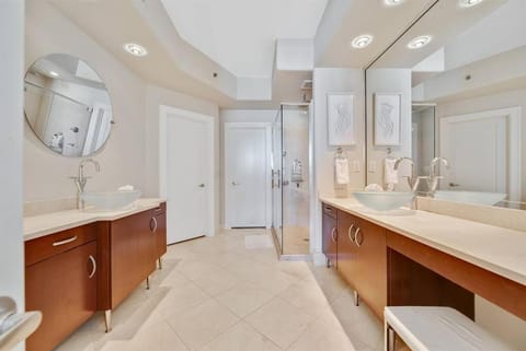 Bella Luna 810-Large Corner Unit with Spectacular Views of Beach & Bay Apartment in Ono Island