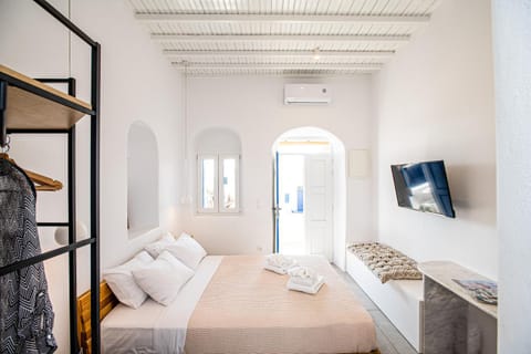 Bed, TV and multimedia, Photo of the whole room, Bedroom, towels, air conditioner