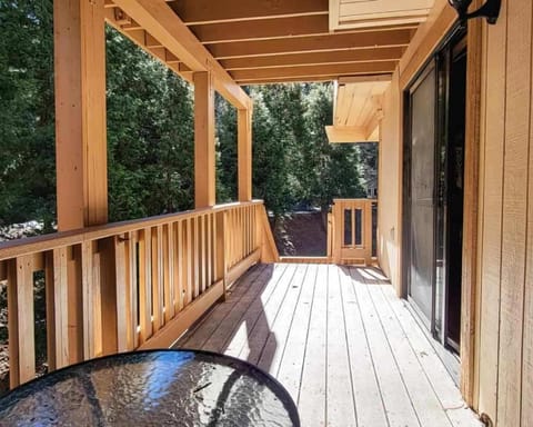 Treehouse Cottage House in Crestline