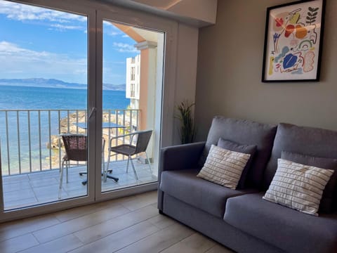 Natural landscape, View (from property/room), Balcony/Terrace, Living room, Sea view