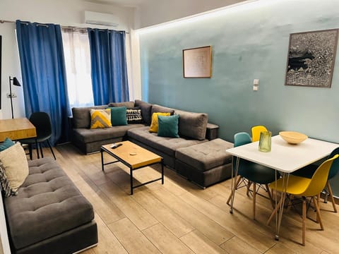 Royal Blue Grand Suite No 1 Apartment in Pireas