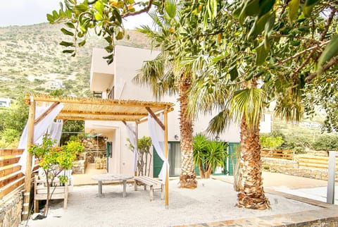 Property building, Patio, Spring, Natural landscape, Garden, View (from property/room), Seating area, Garden view, Mountain view, Area and facilities, Area and facilities