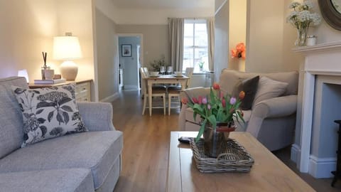 Luxury living outside the city walls - sleeps six! House in Chester