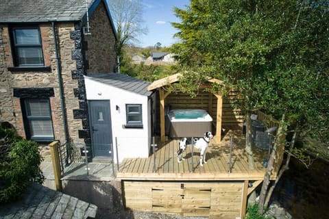 Luxurious Cottage with hot tub, Lake District House in Copeland District
