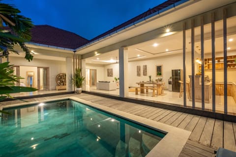Patio, Pool view, Swimming pool, sunbed