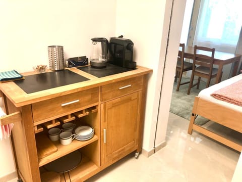 Coffee/tea facilities, Kitchen or kitchenette, hair dresser