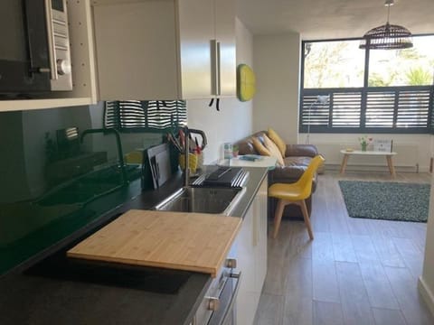 The Salt Box- Lovely refurbished annexe, free parking, walk to Porth beach. Apartment in Newquay