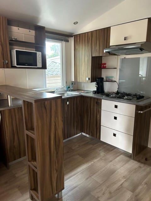 Camping les Cigales - Mobil-home 4/6 personnes Campground/
RV Resort in Vidauban