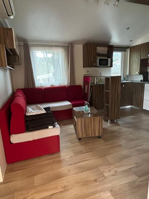 Camping les Cigales - Mobil-home 4/6 personnes Campground/
RV Resort in Vidauban