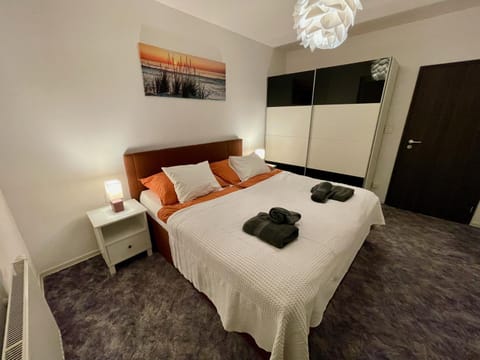 Bed, Bedroom, towels