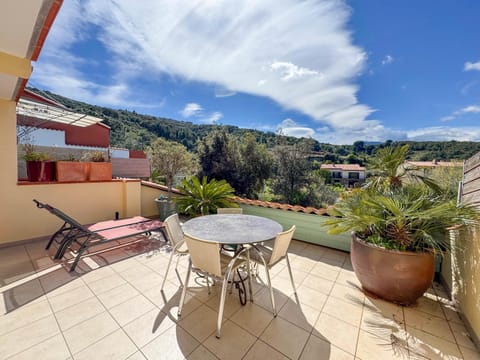 Patio, Spring, Day, Natural landscape, View (from property/room), Balcony/Terrace, Dining area