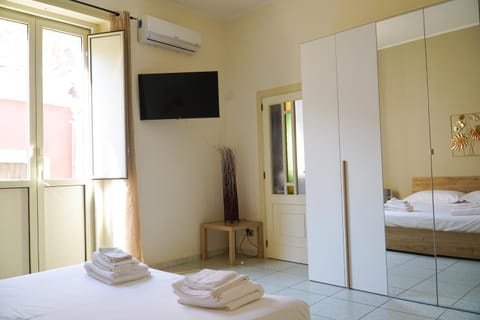 Bed, TV and multimedia, Photo of the whole room, Bedroom, towels, wardrobe, air conditioner