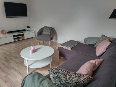 Communal lounge/ TV room, TV and multimedia, Living room, Seating area