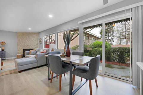 Cute Delightfully Remodeled Spacious Condo condo Apartment in Kent