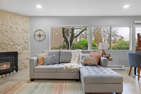 Cute Delightfully Remodeled Spacious Condo condo Apartment in Kent