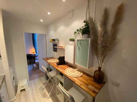 Kitchen or kitchenette, Dining area
